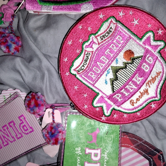 VS PINK KEYCHAIN - Picture 1 of 2